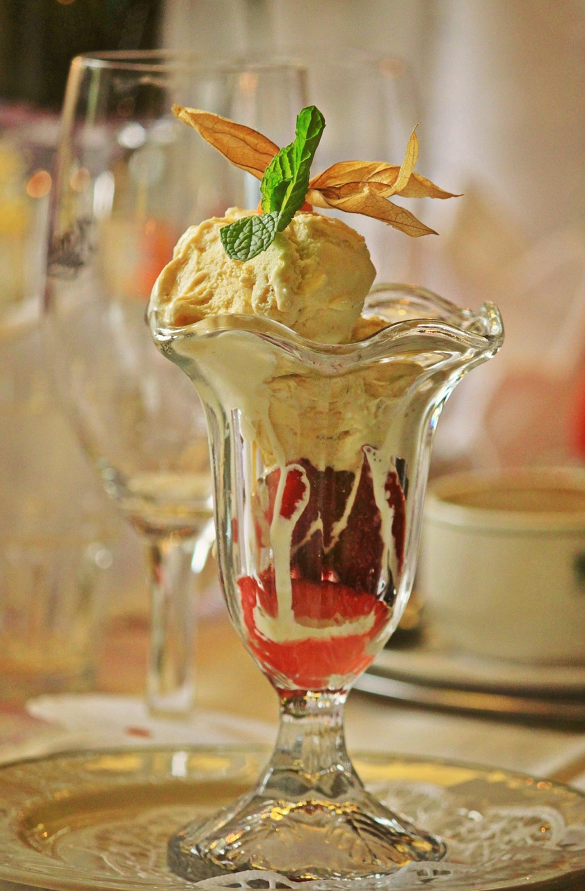 sundae, dessert, ice cream, vanilla icecream, cream, cute, strawberries, decoration, glass, sweet dish, sweetness, fruit, meal, yummy, feasting, food